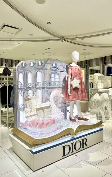 DIOR F24 XMAS BABY WINDOW DISPLAY (5)改