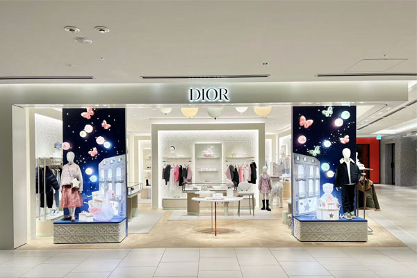 DIOR F24 XMAS BABY WINDOW DISPLAY (3)改